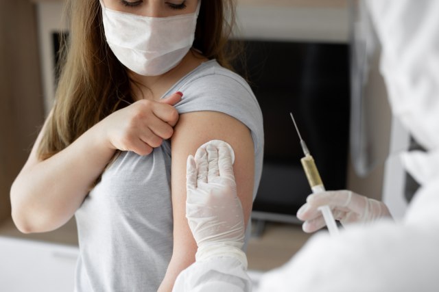 Četiri bitna faktora koja određuju da li će se vakcinisani zaraziti koronavirusom